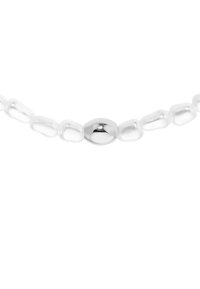 Collana di perle trasparenti chiare con perle di forma irregolare e una chiusura ovale in tonalità argento al centro, che crea un design delicato.