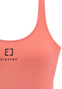 Korallenfarbener trendiger Tanktop aus elastischem Material, mit rundem Ausschnitt und schwarzem ELBSAND-Logo. Glatte Textur mit minimaler Naht.