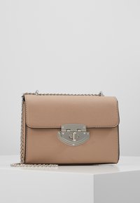 Beżowa torebka z eko skóry z metalowym, srebrnym zapięciem, odpinanym łańcuszkowym paskiem i prostokątnym kształtem, charakteryzująca się gładką fakturą i minimalistycznym designem.