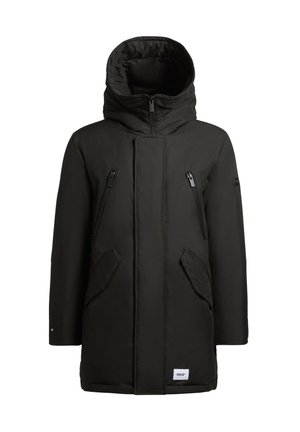 Schwarze Parka-Jacke mit großer Kapuze, ausgestattet mit zwei Reißverschluss-Brusttaschen, seitlichen Aufsetztaschen und einem logierten Etikett am Saum. Glatte Textur.