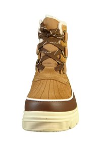 Stivale impermeabile marrone con tomaia in suede texturizzato, colletto in pelliccia sintetica, lacci marroni e suola in gomma crema spessa con dettagli rigati.