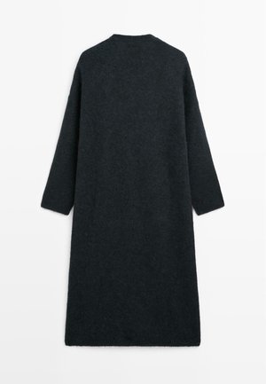 Cappotto lungo di lana grigio scuro con taglio dritto, dotato di maniche lunghe e scollo rotondo, tessuto testurizzato con una finitura morbida.