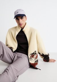 Jack & Jones JORMOUNTAIN ZIP JACKET - Könnyű dzseki - ecru