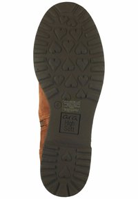 Suela de goma negra con patrones en forma de corazón, con parte superior de ante marrón y una cremallera lateral. La inscripción dice "ara High Soft".