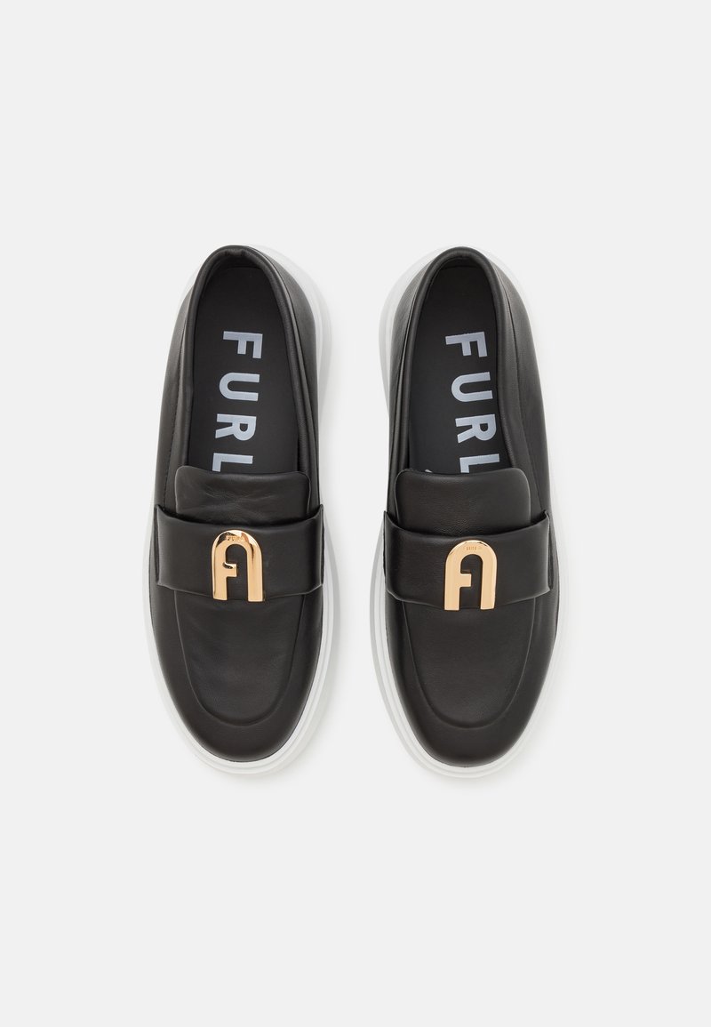 Czarne skórzane buty wsuwane z złotym akcentem ze sprzętu i białą podeszwą, z wyściełanym wierzchem dla komfortu oraz wkładką z logo.