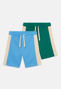 Deux paires de shorts mi-longs. L'un est bleu clair avec des panneaux latéraux beiges ; l'autre est vert avec des panneaux latéraux beiges. Les deux présentent des tailles avec cordon de serrage.