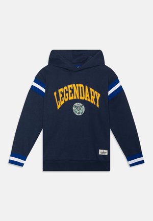 Granatowa bluza z kapturem z białymi i niebieskimi paskami na rękawach, żółtym napisem "LEGENDARY" oraz okrągłym logo na piersi.