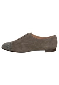 Šedá semišová bota s texturovanou, třpytivou špičkou. Disponuje nízkým podpatkem a šesti otvory pro tkaničky, což nabízí elegantní siluetu.