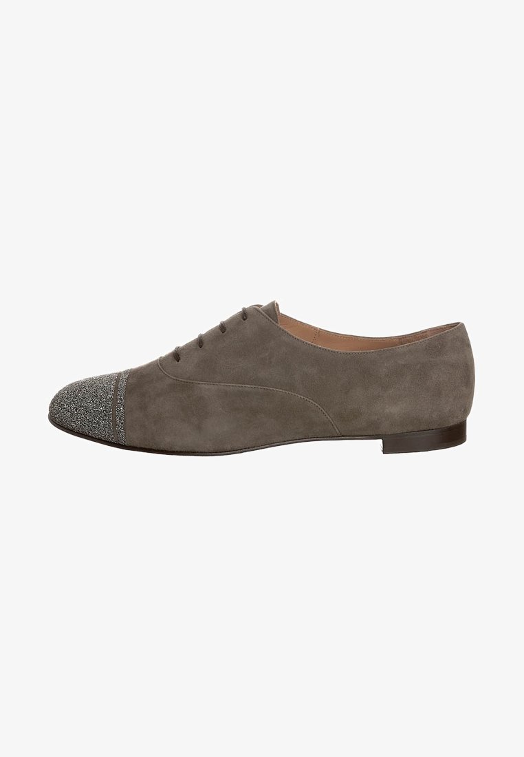 Šedá semišová bota s texturovanou, třpytivou špičkou. Disponuje nízkým podpatkem a šesti otvory pro tkaničky, což nabízí elegantní siluetu.