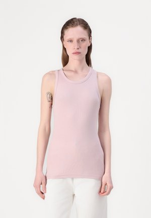 Lyserød ribbet tanktop med rund halsudskæring, ærmeløs design og tætsiddende silhuet. Glat tekstur, minimalistisk stil, talje-længde.