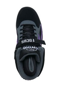 Črne in sive športne čevlje z vijoličnim poudarkom, oblazinjenim jezikom, črnimi vezalkami in ježkom ter blagovno znamko na teksturirani zgornji strani.