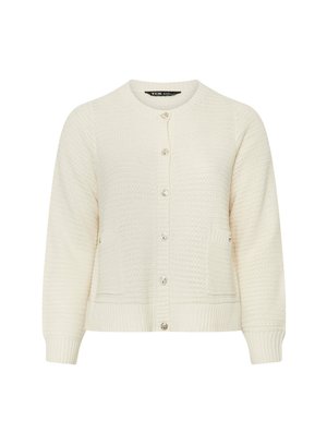 Cardigan color crema con un motivo a maglia testurizzato, scollatura rotonda, chiusura anteriore con bottoni e due tasche frontali.