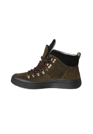 Stivaletti in suede verde scuro con lacci marroni, occhielli metallici e un colletto in corduroy nero strutturato. Suole in gomma con un design robusto.