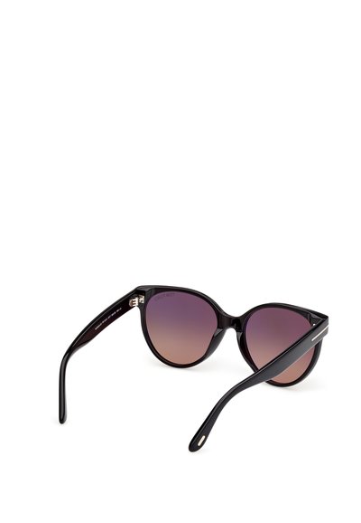 Kattögon-solglasögon med en glänsande svart ram, gradientlila linser och slanka, raka skalmar med silverdetaljer.