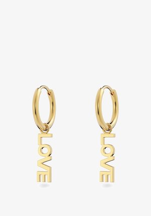 Boucles d'oreilles en or en forme de créoles affichant le mot "AMOUR" dans un design en lettres majuscules, suspendues en dessous de la créole, avec une finition polie et une texture lisse.