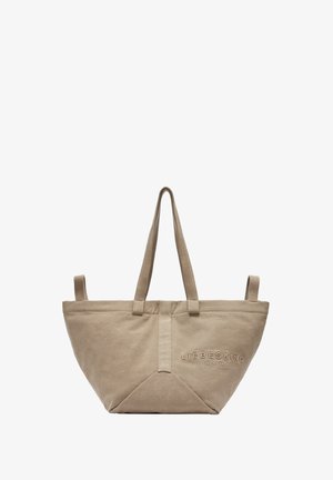 Beige Leinentasche mit zwei Schulterriemen, dreieckiger Form, strukturierten Oberfläche und geprägtem Markenlogo an der Seite.