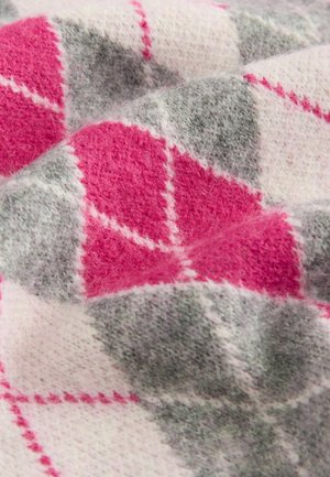 Wolldecke mit einem Argyle-Muster in rosa, grau und weißen Rauten, die eine weiche Textur und kontrastierende Nähte aufweist.