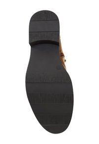 Braune Ledersandale mit einer strukturierten schwarzen Gummisohle. Die Sohle hat ein horizontales Streifendesign für Griffigkeit und Langlebigkeit.