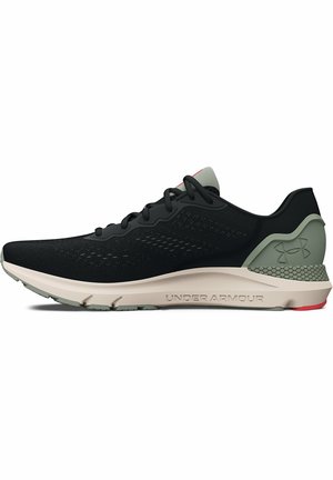 Chaussure de course Under Armour noire et grise avec semelle blanche et logo sur le talon, montrée de profil sur fond blanc.