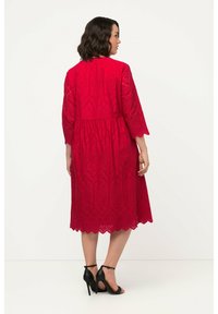 Ulla Popken EN AJOURÉE LIGNE EN A COL ET MANCHES 3/4 - Freizeitkleid - red