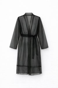 Mustast läbipaistvast kangast rüü, millel on pikad varrukad, v-kaelus ja sobiv vöö. Omadusena kerge, läbipaistev kangas, millel on sile tekstuur.