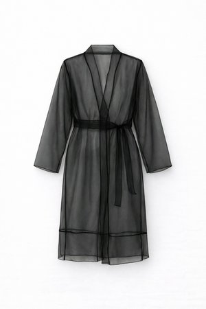 Svart genomskinlig morgonrock med långa ärmar, V-ringad krage och matchande knytband i midjan. Har ett lätt, genomskinligt tyg med en mjuk textur.