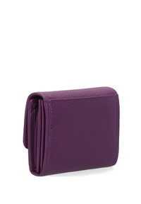 Fioletowy skórzany portfel o teksturowej powierzchni, charakteryzujący się kompaktowym designem, złożonym kształtem i widocznymi szwami wzdłuż krawędzi.