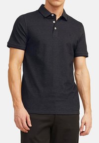 Donkergrijze polo-shirt van katoen, met een kraag, drie knopen en opgerolde korte mouwen voor een nette, strakke uitstraling.