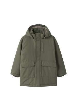 Olivengrønn parka med hette, har en myk, beige fleecefôring, to store frontlommer og glidelås. Glatt tekstur, isolert design.