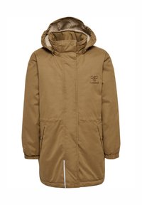 Brun parka-jakke med fleece-fôret hette, glidelås foran, to sidelommer og subtilt logo på brystet. Har elastiske mansjetter.