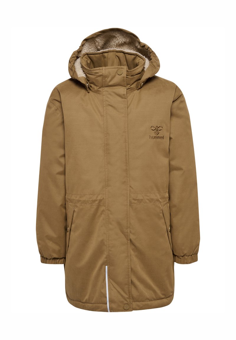 Brun parka-jakke med fleece-fôret hette, glidelås foran, to sidelommer og subtilt logo på brystet. Har elastiske mansjetter.