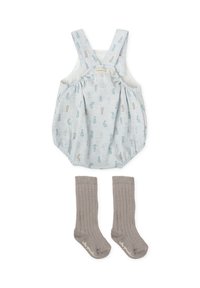 Peto azul claro con estampado de animales y objetos, combinado con calcetines grises acanalados hasta la rodilla. Tejido de algodón, tirantes ajustables.