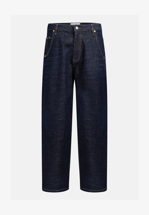 Jeans en denim foncé avec une coupe droite, dotés de cinq poches, de rivets en cuivre et de coutures contrastantes le long des coutures.