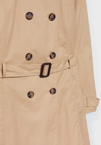 Beiger Trenchcoat aus glattem Stoff mit doppelreihigen Knöpfen, tailliertem Gürtel und geknöpften Manschetten. Minimalistisches Design ohne Muster.