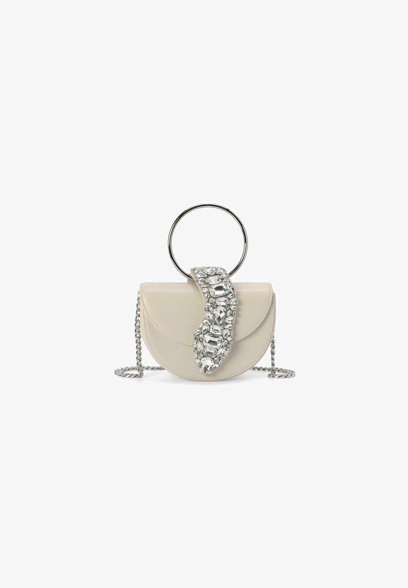 Bolso de mano de cuero beige con un asa circular de plata, adornado con piedras preciosas transparentes de gran tamaño a lo largo de un acento curvado. Cuenta con una correa de cadena.
