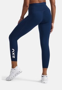 2XU FORM STASH HI-RISE COMPRESSION - Punčochy - midnight white