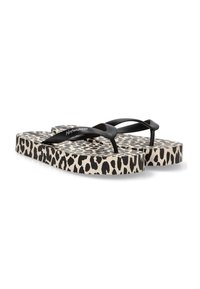 Chanclas negras con suela de estampado de leopardo, que presentan un diseño texturizado. Las correas son lisas y están hechas de goma. El nombre de la marca es visible.