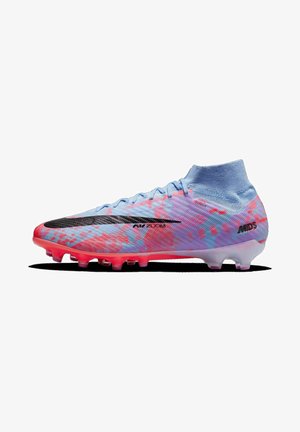 Hellblaue Fußballschuhe mit hohem Schaft, pinken Akzenten, einem strukturierten Muster und einem schwarzen Nike-Swoosh. Transparente Außensohle mit Stollen.