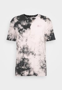 Camiseta de tie-dye con patrones en espiral en negro y rosa, cuello redondo, mangas cortas y un pequeño logo bordado en el frente.