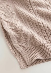 Pulover tricotat de culoare bej deschis, cu modele de cablu, cusături texturate și o margine ribb. Material moale și confortabil, cu detalii intricate.
