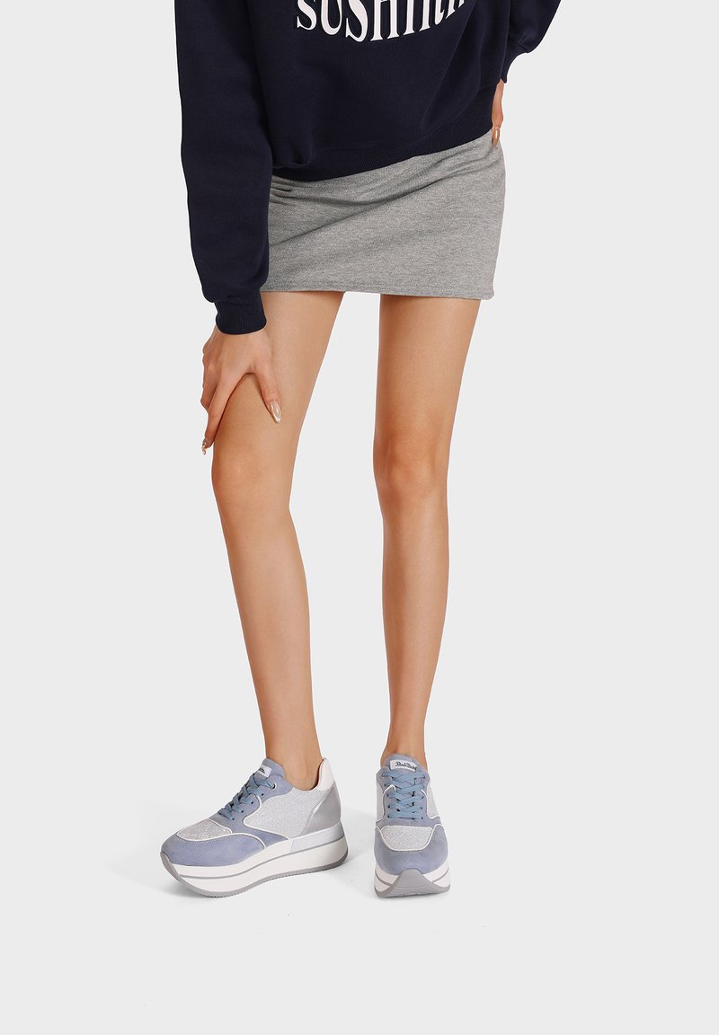 Sneakers azzurri e grigi con una suola bianca spessa, realizzati in materiali mesh e suede, punta tonda e lacci blu.