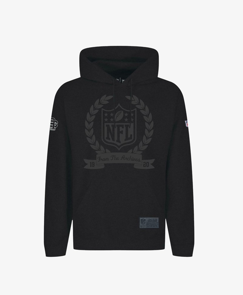Schwarzer Kapuzenpullover aus weichem Stoff mit einem großen NFL-Logo im Lorbeerdesign, dem Text "From The Archives" und einer Vordertasche.