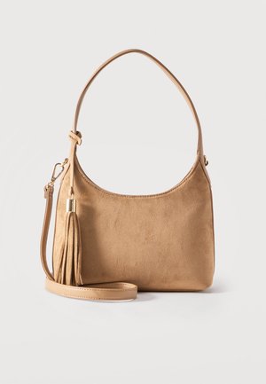 Lysebrun semsket skinnveske med en enkelt skulderrem, avtakbar crossbody-reim og en matchende semsket duskdetalj.