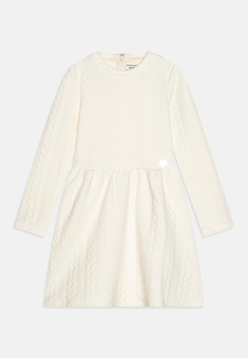 Biała sukienka z długim rękawem o fakturze warkocza, z rozszerzanym dołem i ozdobą w kształcie serca na dole po lewej stronie.