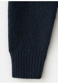 Sweter w kolorze granatowym, dzianinowy, z teksturowanym wykończeniem, z mankietem ściągaczowym dla zapewnienia dopasowania. Miękka, ciepła tkanina.