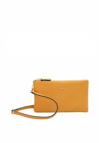 Clutch giallo in pelle con finitura texturizzata, dotato di chiusura con zip, tracolla removibile e accentuazione del logo dorato.