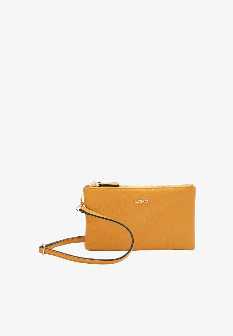 Clutch giallo in pelle con finitura texturizzata, dotato di chiusura con zip, tracolla removibile e accentuazione del logo dorato.