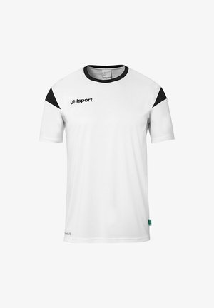 T-shirt de sport blanc avec un tissu d'accent noir sur les épaules, logo sur le devant. Manches courtes, col ras du cou, texture lisse.