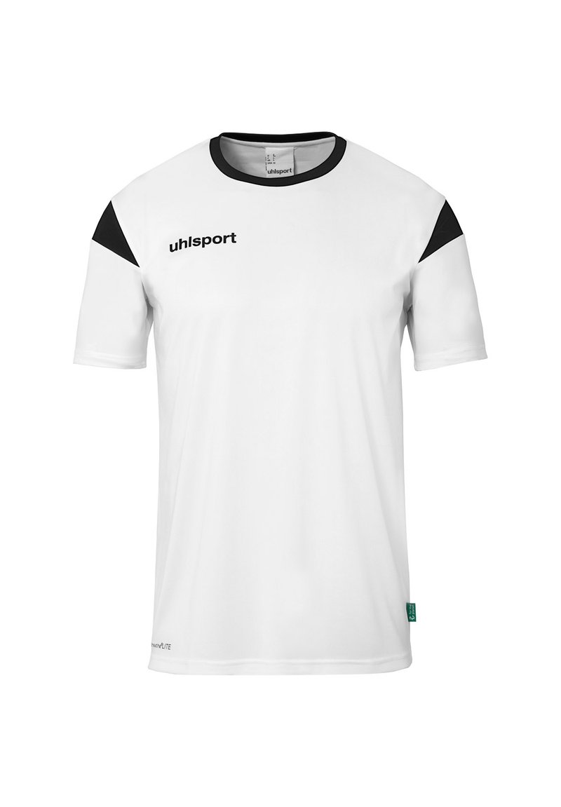 Witte sportshirt met zwarte accentstof op de schouders, logo op de voorkant. Korte mouwen, ronde hals, soepele textuur.