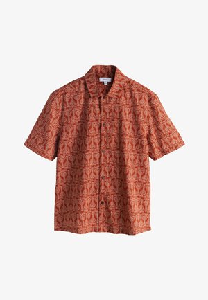 Camicia a maniche corte con bottone, base arancione e motivo tribale geometrico chiaro, con colletto classico e bottoni neri sul davanti.
